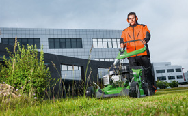 Petrol lawn mower for professional use